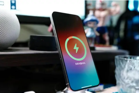黑龙江苹果15换屏服务分享用什么充电器给iPhone15充电更好 